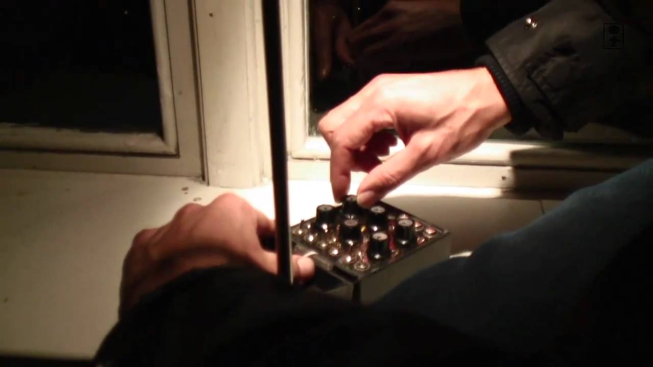 Hands adjusting the electronic sound circuit used in Plantas Parlantes